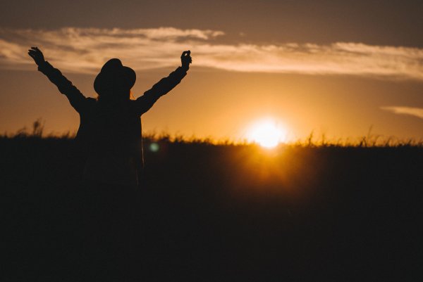 Силуэт человека на фоне заката