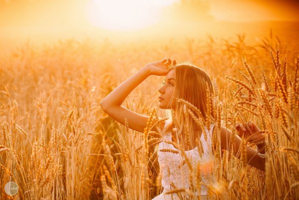 Девушка в поле