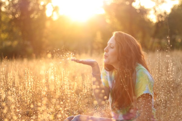 Девушка греется на солнце