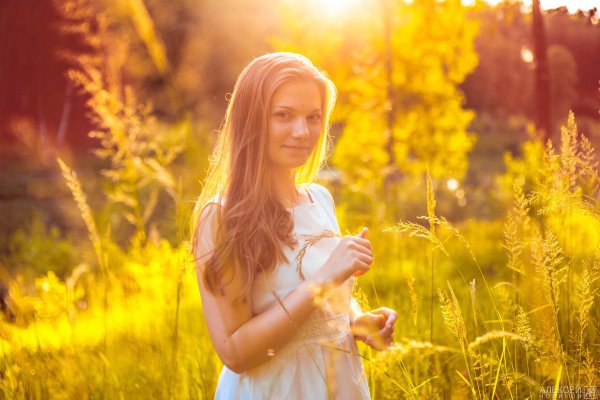 Образ девушки в солнечных лучах