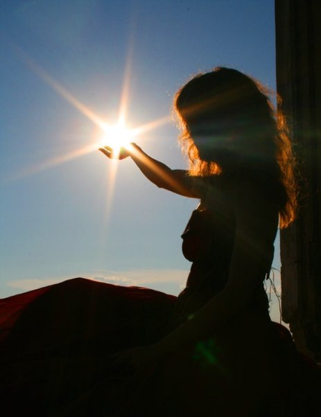 Девушка со спины солнце