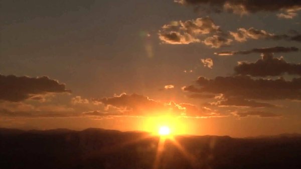 Осенние солнце скрылось за горами