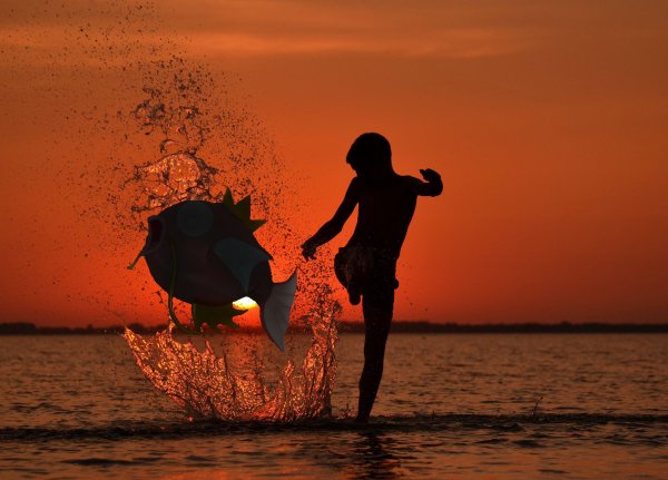 Мальчик на закате