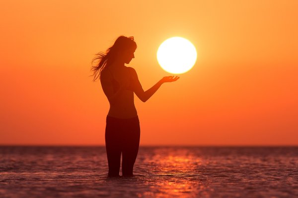 Женщина на закате