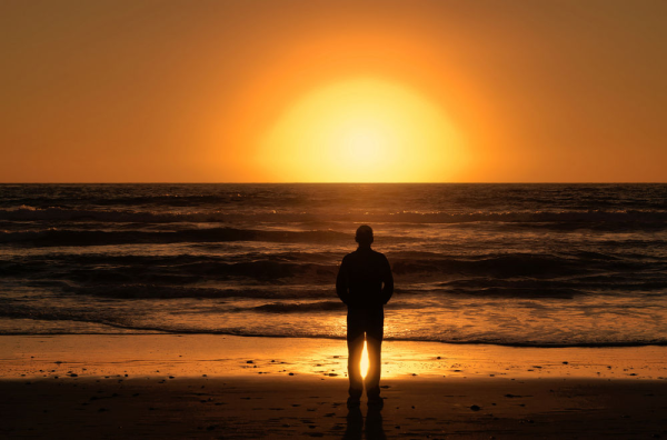 Одинокий человек на закате