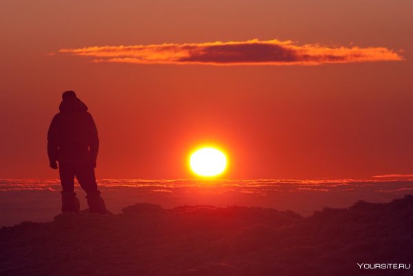 Человек уходящий в закат