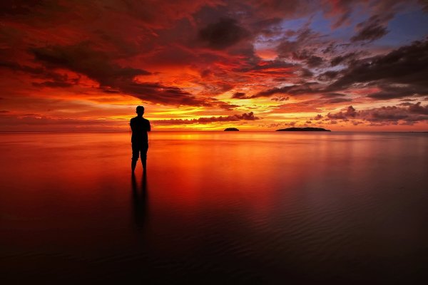 Человек на фоне гор