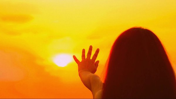 Женщина с распростертыми руками