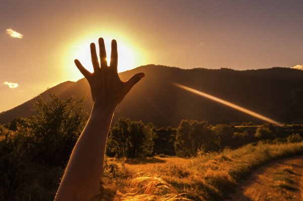 Девушка с распростертыми объятиями