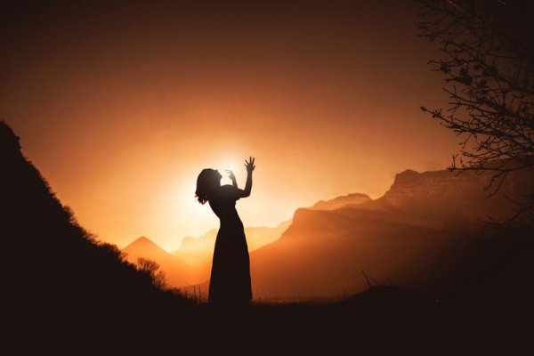 Девушка с поднятыми руками к небу