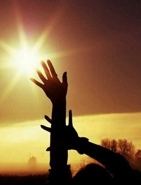 Человек в лучах солнца