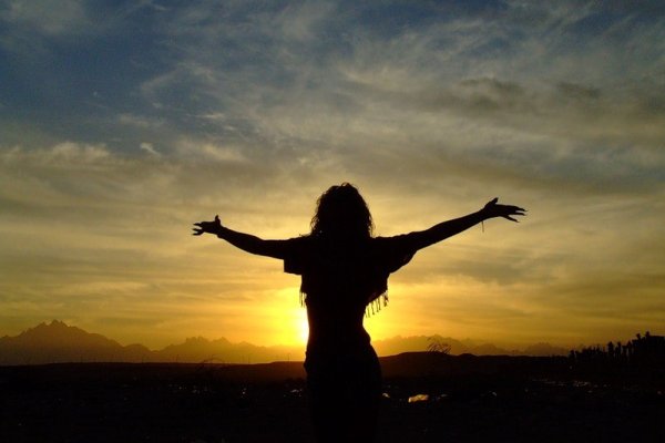 Девушка в длинном платье на закате