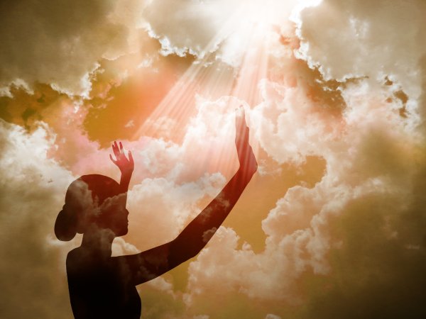 Девушка с поднятыми руками к небу