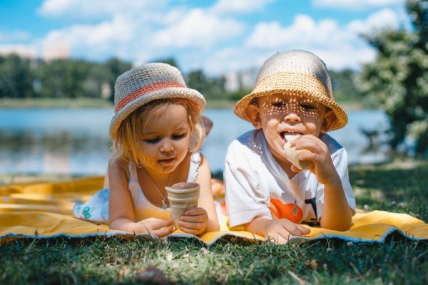 Ребёнок загорает на солнце рисунок