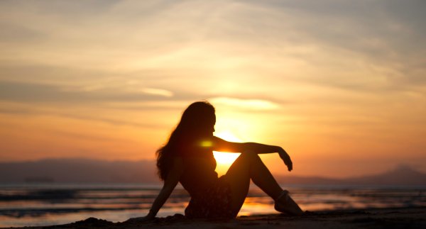 Силуэт на фоне моря