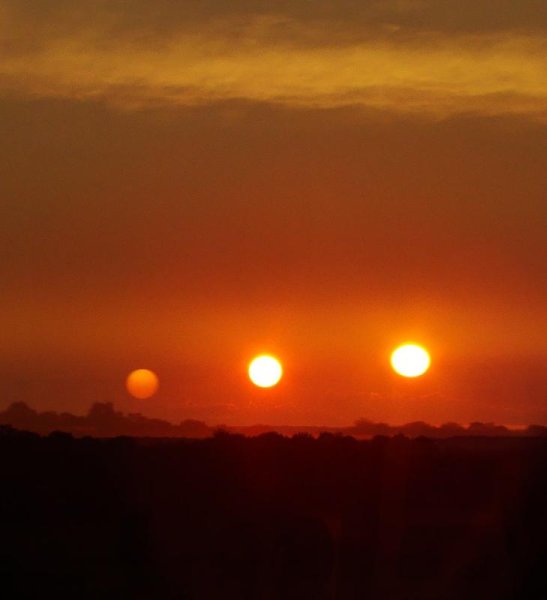 Луна на голубом небе