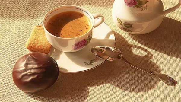 Чашка кофе с видом на море