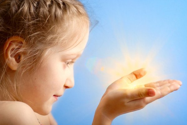 Дети с протянутыми руками