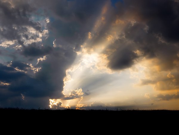 Луч солнца золотого тьмы скрыла пелена