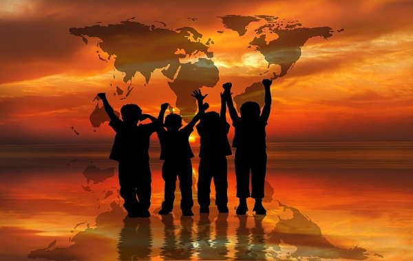 Человек на фоне заката