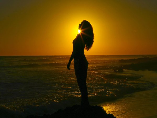 Девушка на закате спиной