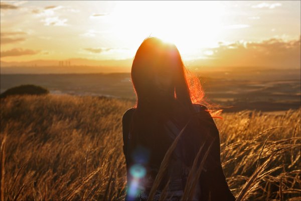 Девушка со спины солнце