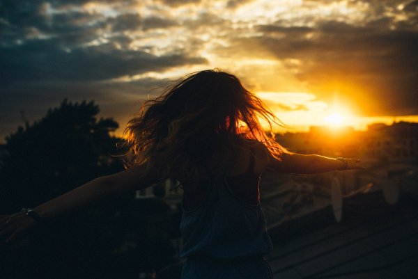 Девушка сидит спиной