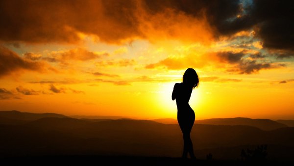 Человек на закате девушка