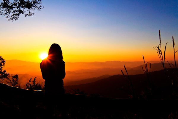 Девушка на море со спины