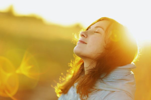 Человек смотрит на солнце