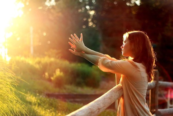 Человек на фоне заката