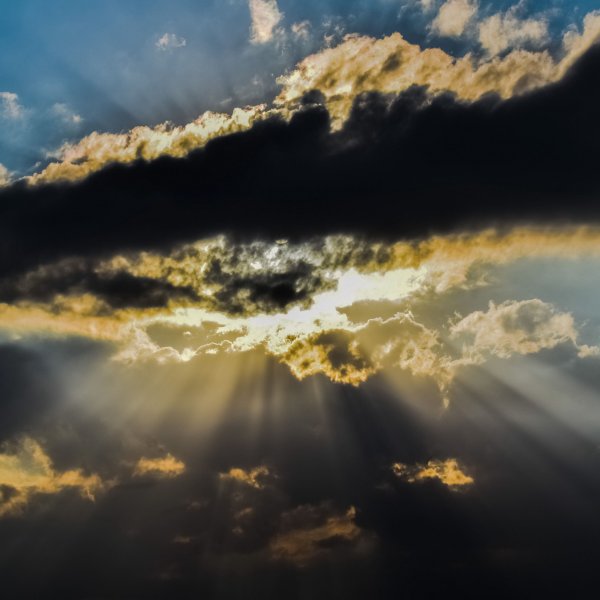 Пасмурное небо с солнцем