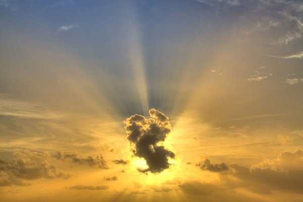 Солнце в небе картина