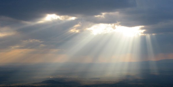 Лучи солнца сквозь облака