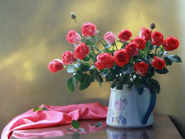 Бутоны розовых роз в вазе