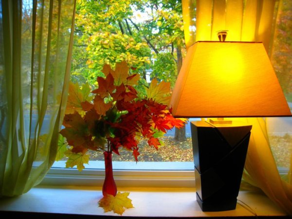 Осень лампа окно