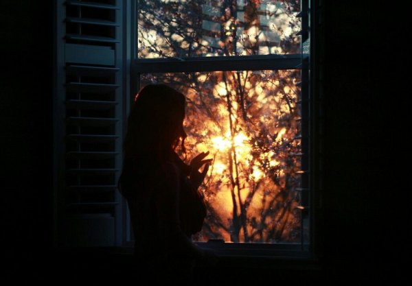 Девушка ночью у окна