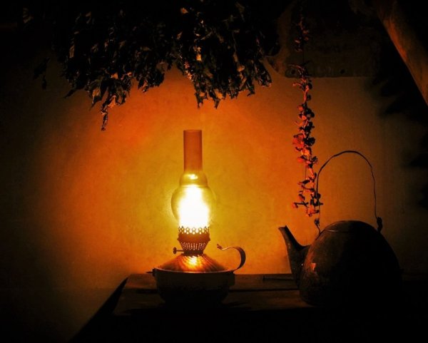 Горящая керосиновая лампа