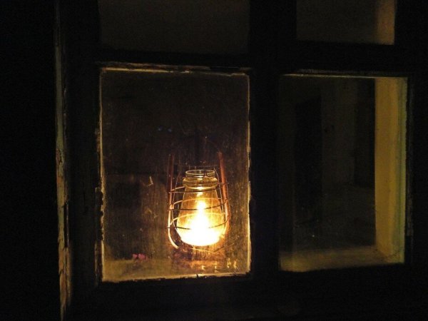 Керосиновая лампа на окне