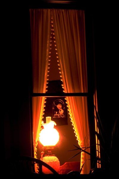 Лампа в окне