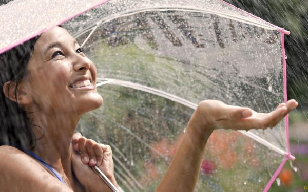 Человек радуется дождю