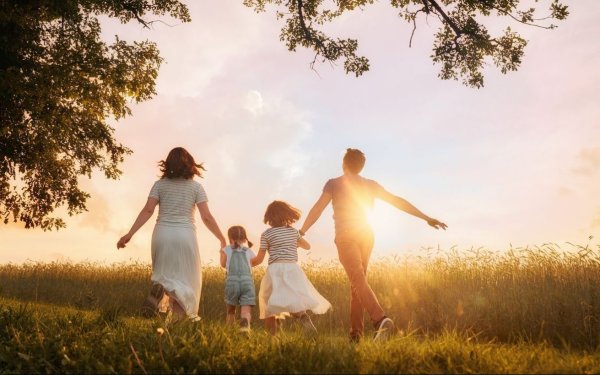 Счастливая семья на природе