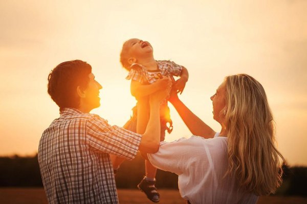 Счастливая семья солнце