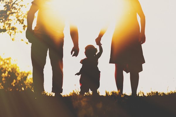 Семья со спины