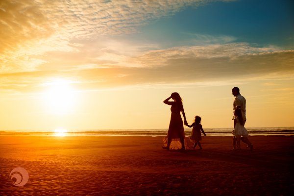 Семья на фоне заката