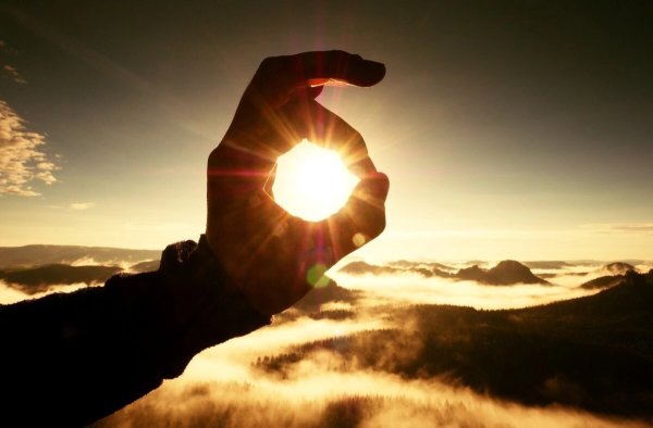 Парень с солнцем в руке