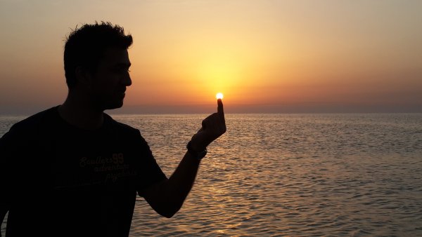 Человек держит солнце