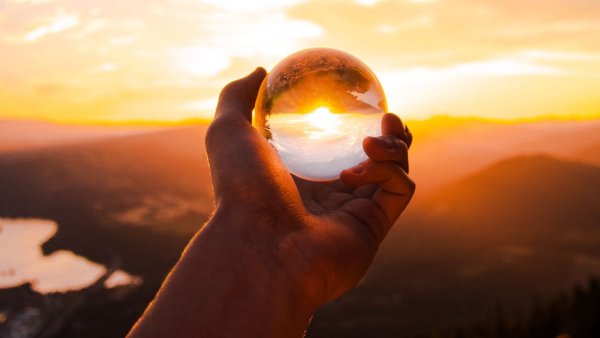 Чел на фоне солнца