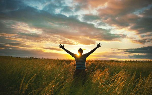 Мужчина на рассвете