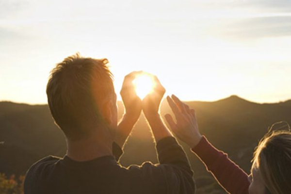 Двое на фоне солнца